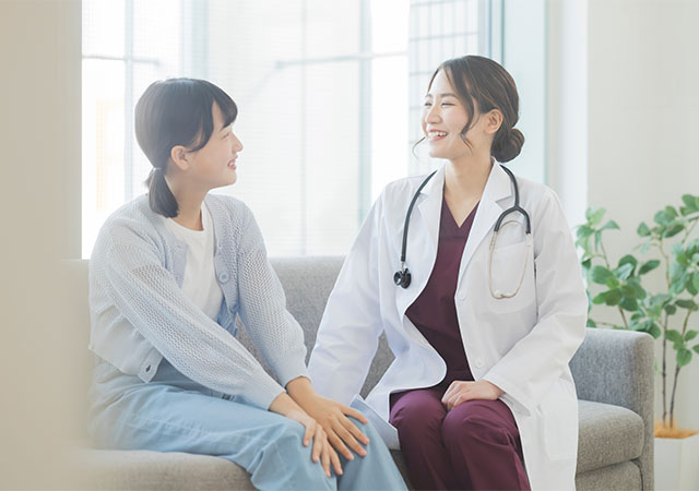 女性医師が患者と談笑している