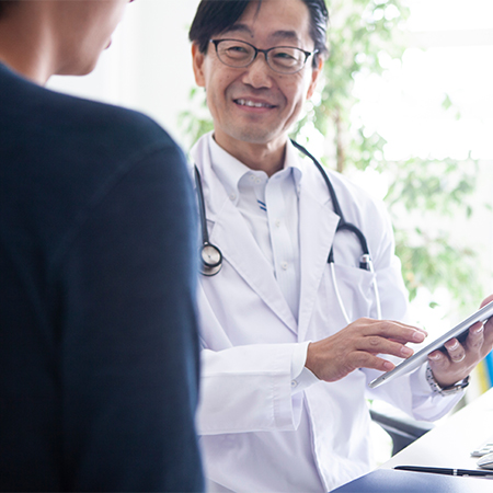 男性医師が優しく語りかける姿